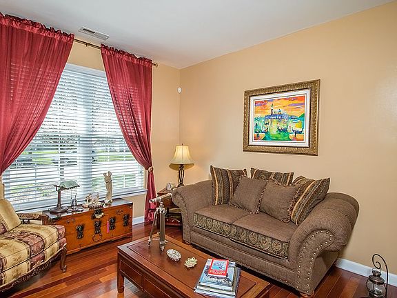 4th image of 605 Robin Hood Dr