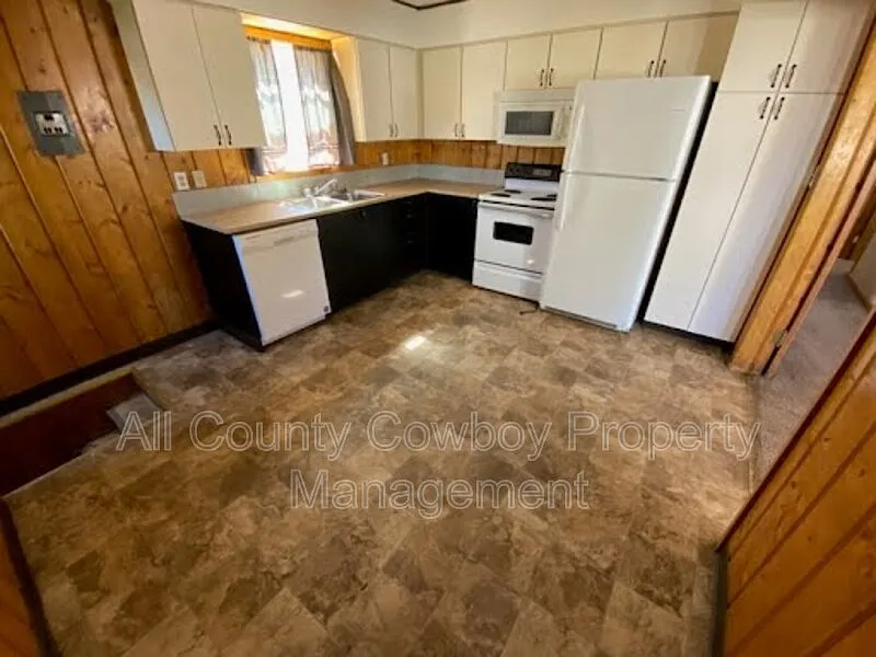 3 bed, 1.0 bath, 1036 sqft, $1,300 — Photo 3