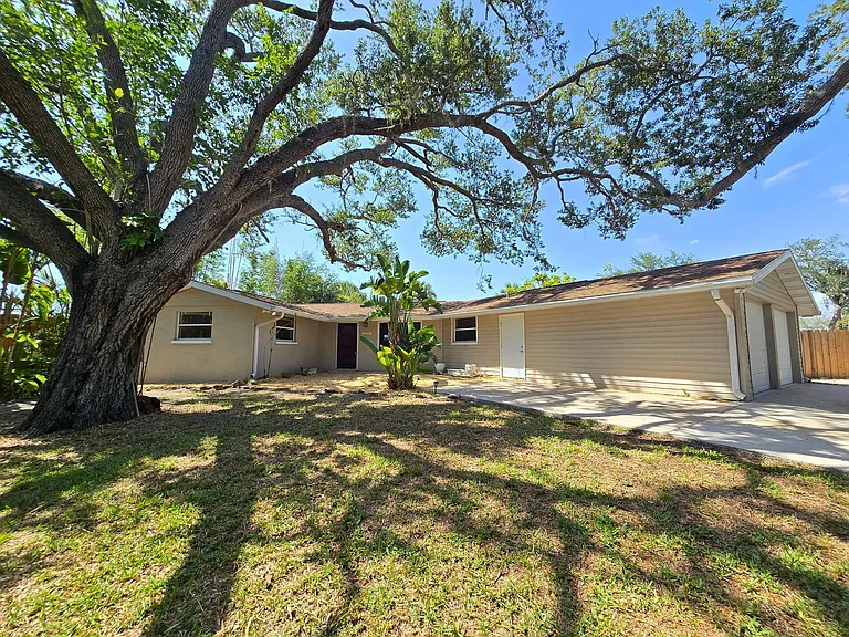2101 Alvarado Ln — Photo 2