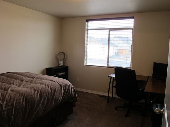 5th image of 542 S Bayside St