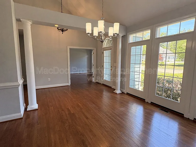 10802 Cedar Creek Dr — Photo 6