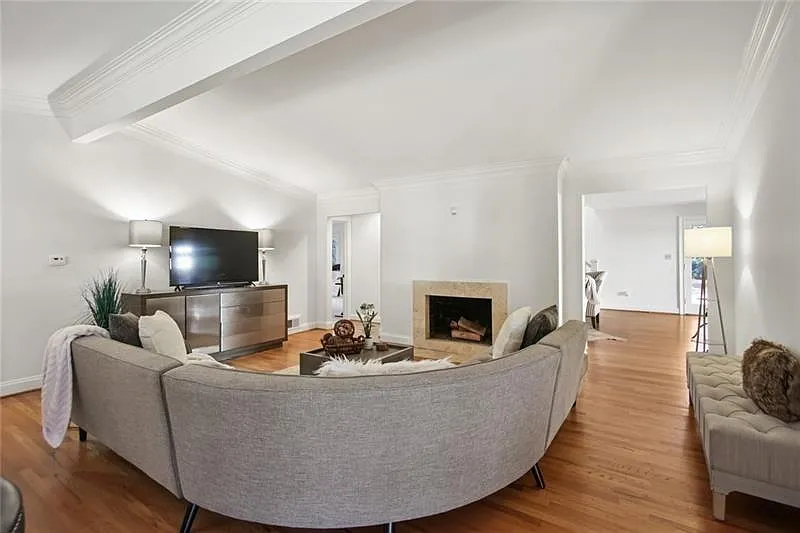 5 bed, 4.0 bath, 3762 sqft, $6,750 — Photo 4