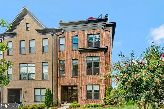 4 bed, 3.5 bath, 2238 sqft, $5,600 — Photo 4