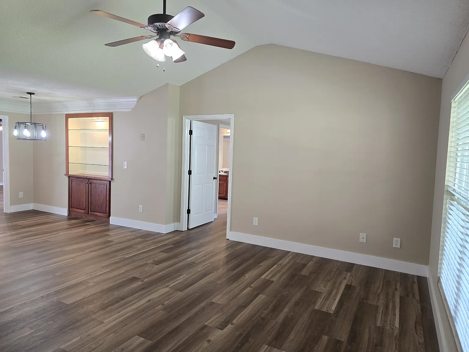 5 bed, 2100 sqft, $2,500 — Photo 2