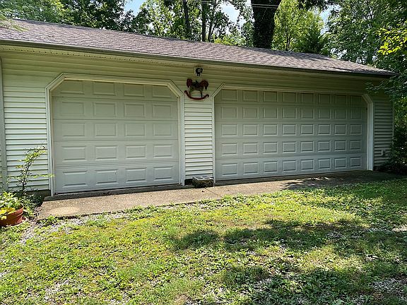 3rd image of 541 N Hewitt Rd