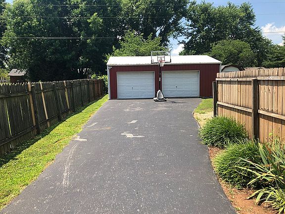 4th image of 901 Parkland Way