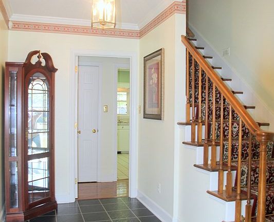 3rd image of 513 Meadowlark Dr