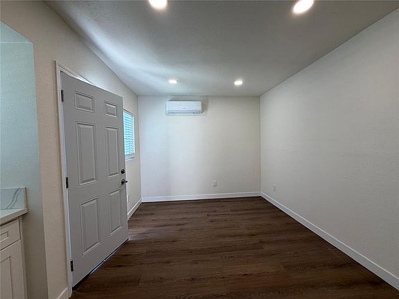4th image of 920 W Olive Ave #1