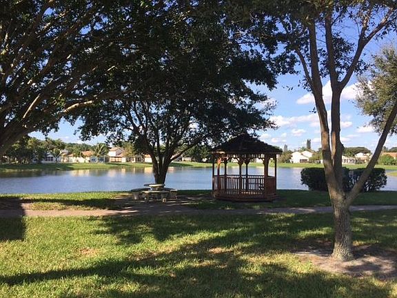 3rd image of 4644 Lakeside Cir