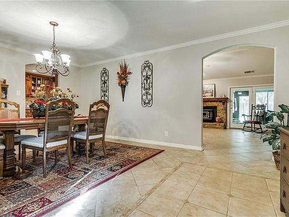 5th image of 604 Tanglewood Dr S