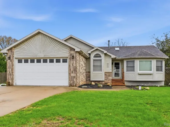 503 W Hamburg St, Pinckney, MI 48169