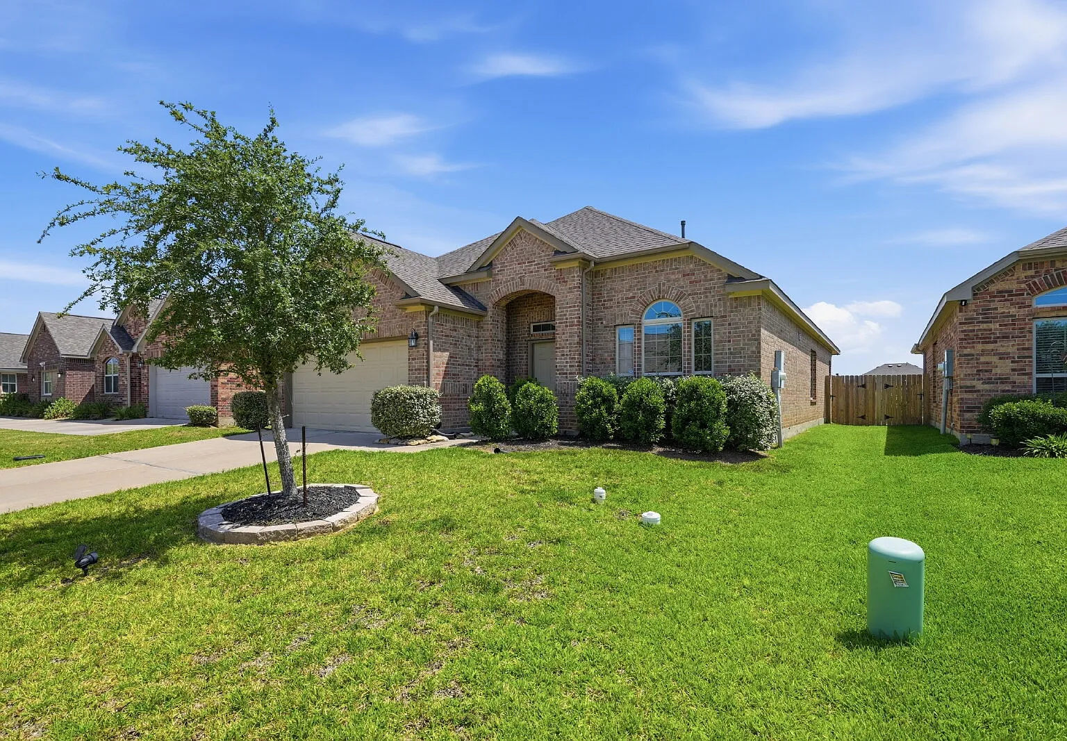 3 bed, 2.0 bath, 1668 sqft, $3,000 — Photo 2
