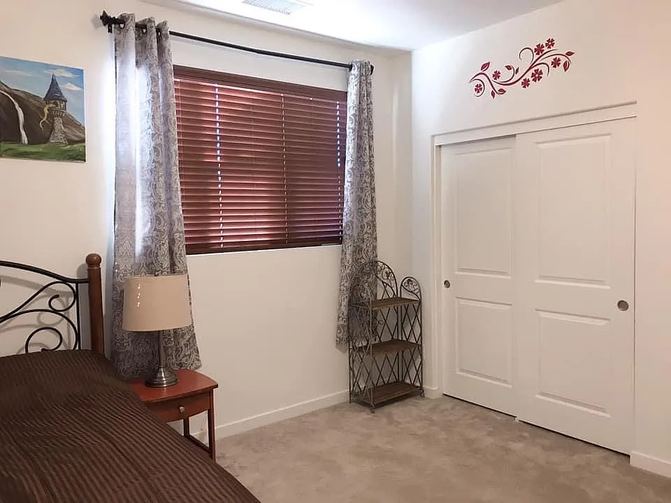 5 bed, 2600 sqft, $750 — Photo 4