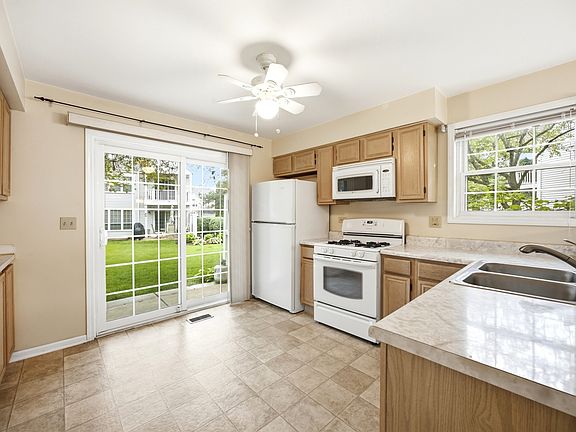 5th image of 325 Stillwater Ct
