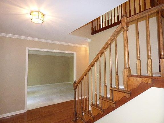 3rd image of 811 Woodmont Dr