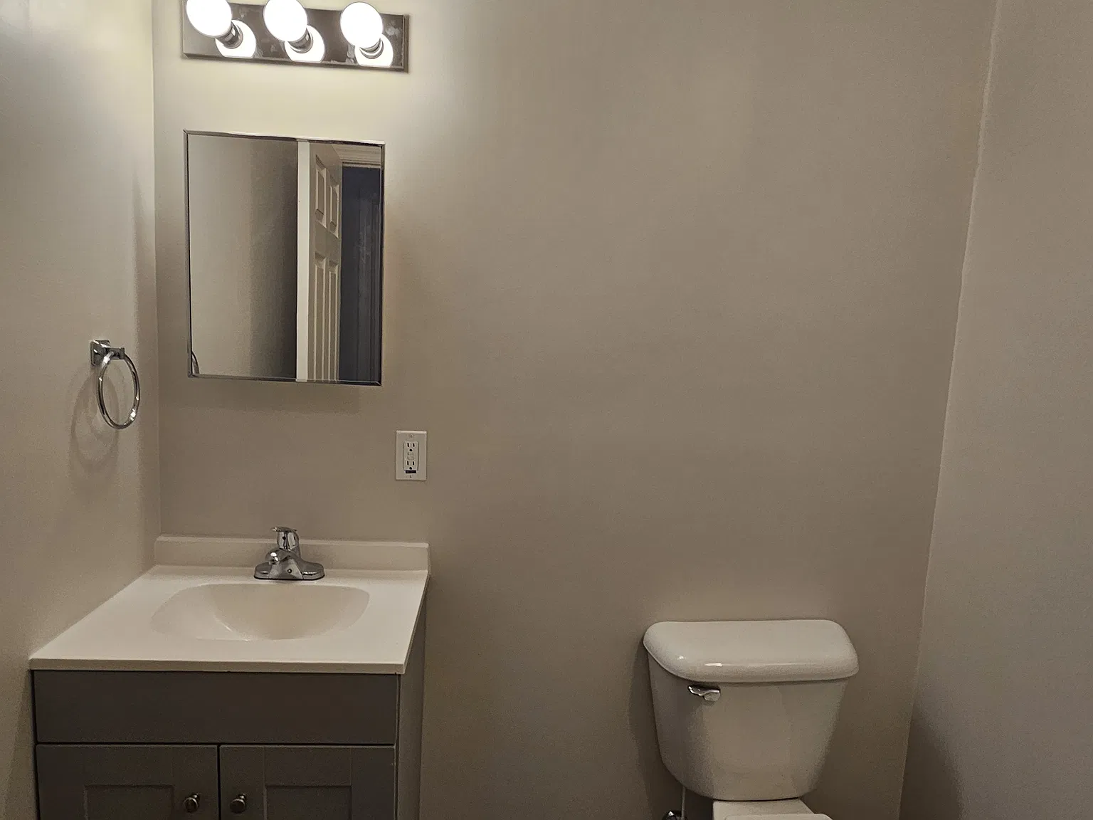 4 bed, 1.5 bath, 1800 sqft, $2,200 — Photo 2