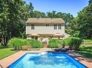 8 Bellows Terrace Rd, Hampton Bays, NY 11946