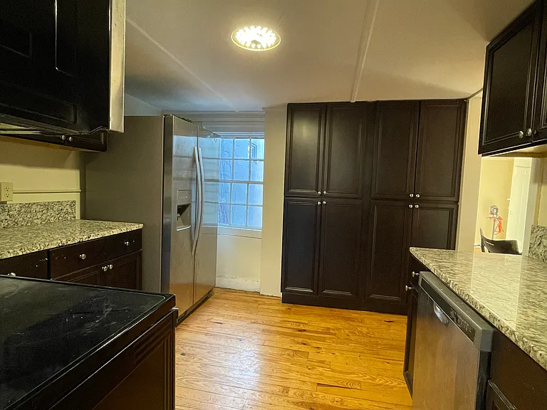 12 Fleet St #B — Photo 3