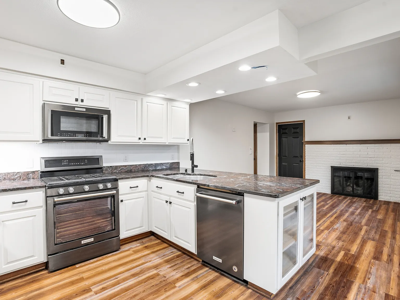 3 bed, 1700 sqft, $2,450 — Photo 4