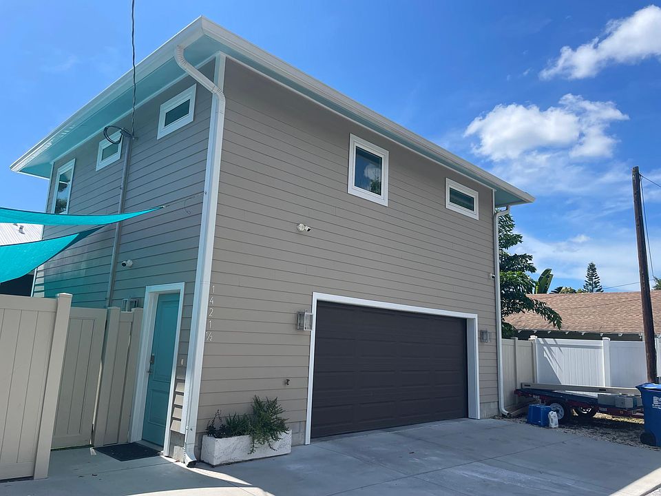 View of garage and apartment above. No second story neighbors so complete privacy.