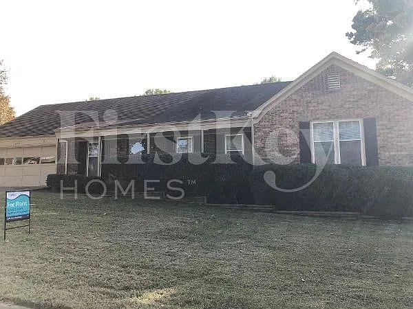 3 bed, 2.0 bath, 1947 sqft, $1,965 — Photo 1