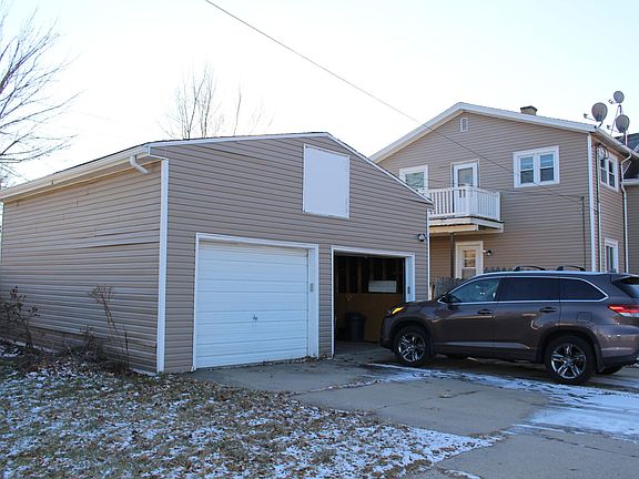 Detached 2.5 car garage