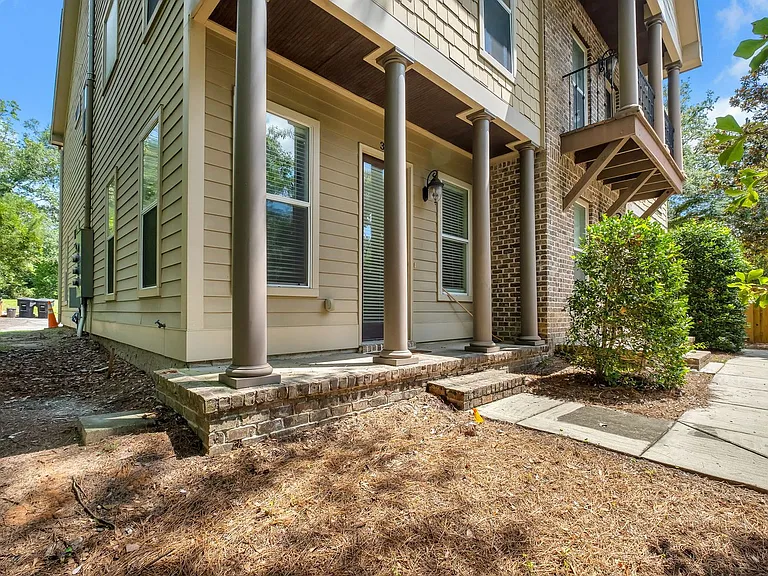 380 E Bradford Rd — Photo 2
