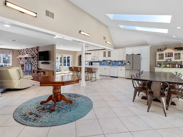 8 Mill Pond Rd — Photo 2