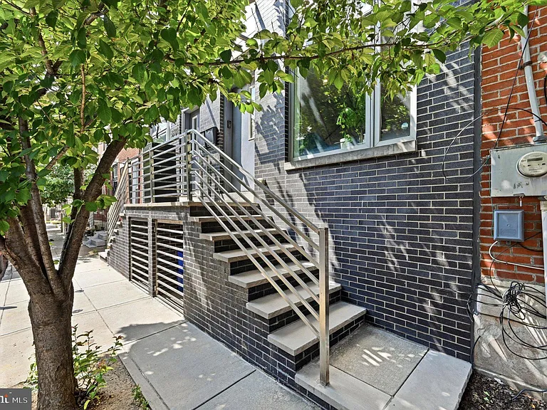2719 Cambridge St — Photo 3