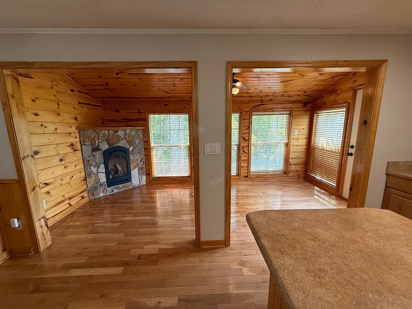 Update Townhouse Move in Ready — Photo 2