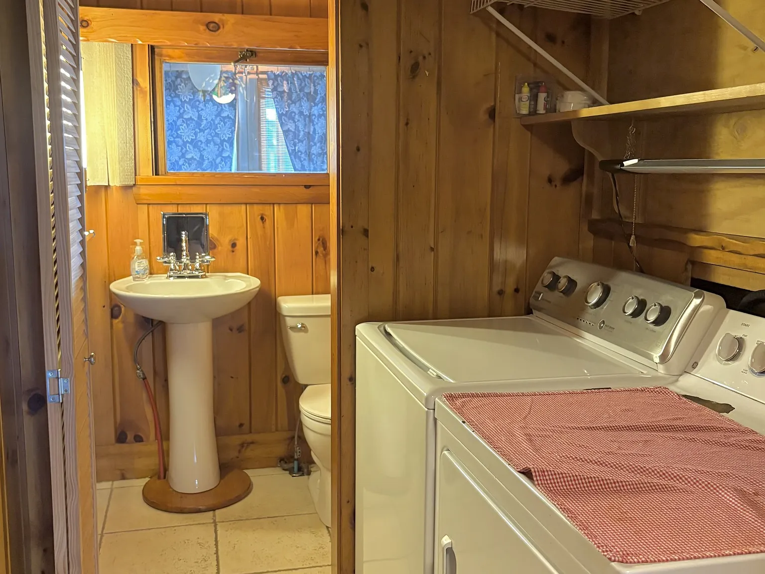 3 bed, 2.5 bath, 2500 sqft, $2,300 — Photo 2