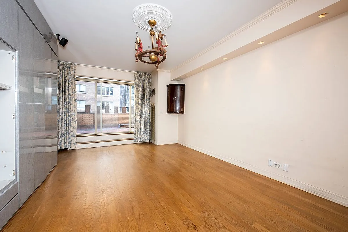 200 E 69th St APT 4G photo 1