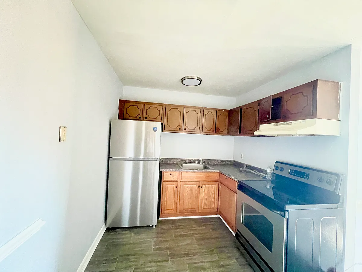 Photo 2 of 8 - 523 Ashlawn Dr #5-3 - Norfolk, VA Building Photo - 523 Ashlawn Dr #5-3