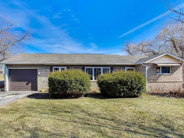 1075 Apricot St, Hoffman Estates, IL 60169