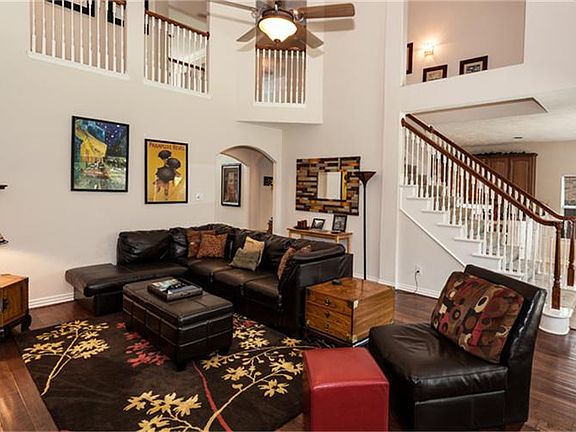 Notice the niche above the stairs!