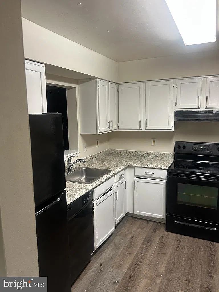 3 bed, 4.0 bath, 2480 sqft, $2,300 — Photo 3