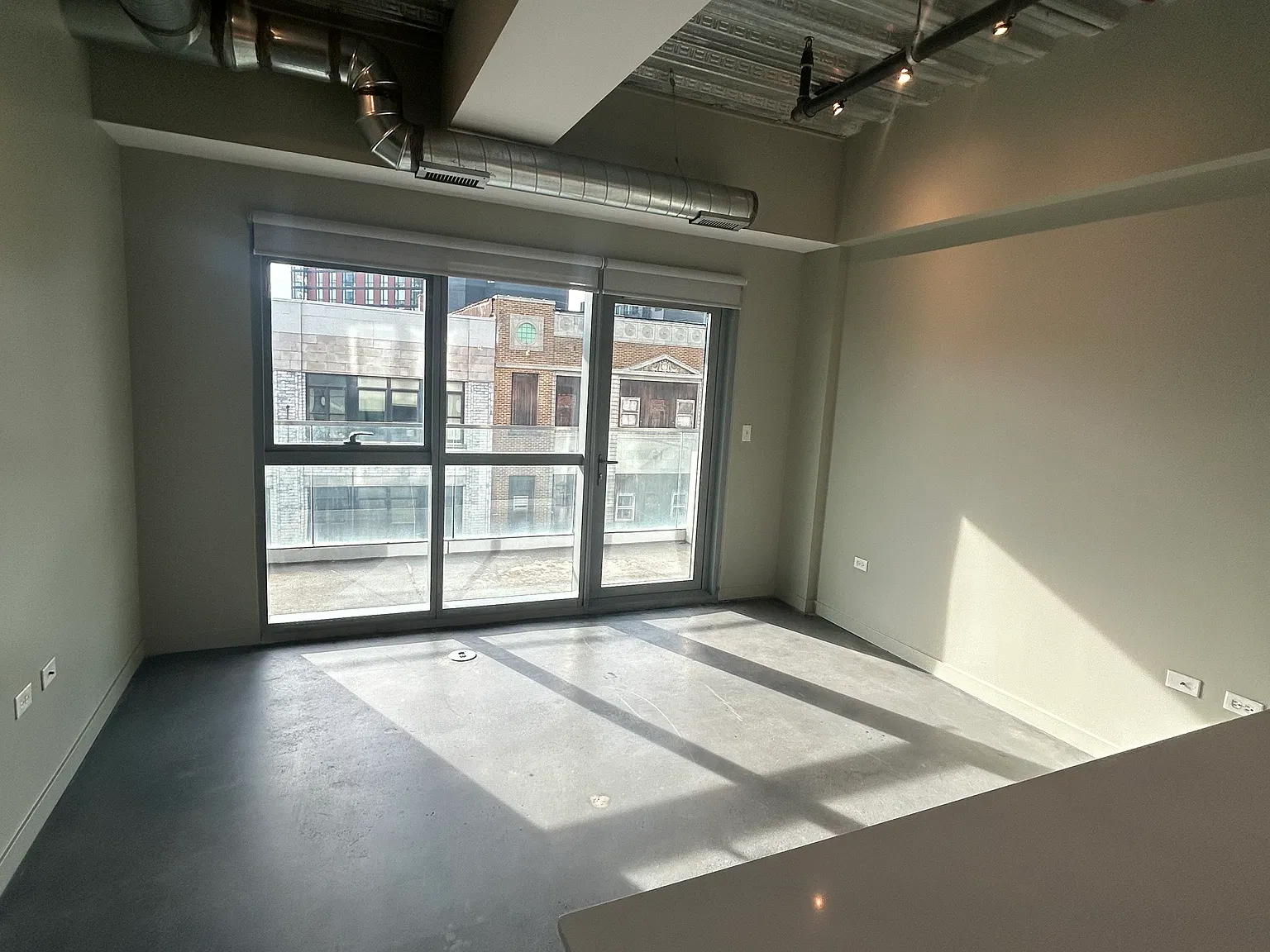 1 bed, 881 sqft, $2,920 — Photo 4