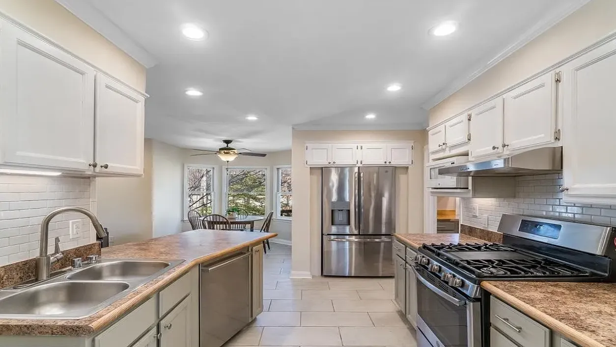 4 bed, 2.5 bath, 2600 sqft, $700 — Photo 2