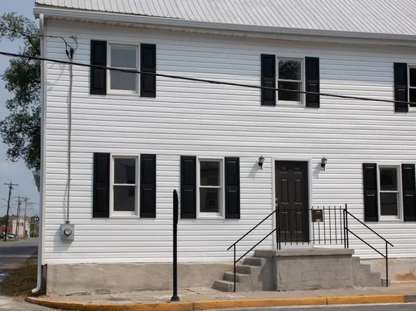 219 N Lawrence St, Charles Town, WV 25414