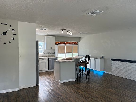 3rd image of 306 Greenbriar Dr