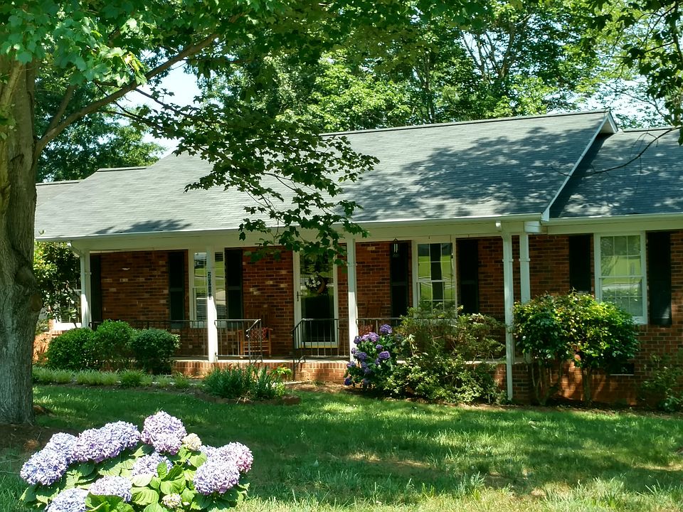 BEAUTIFUL FRONT YARD