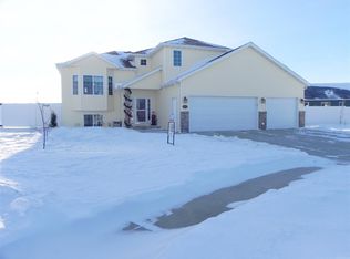 1212 32nd Ave SE, Minot, ND 58701