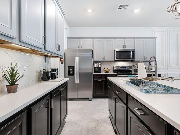 3rd image of 12153 Mahogany Cove St