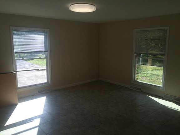 4th image of 511 W Grand Ave