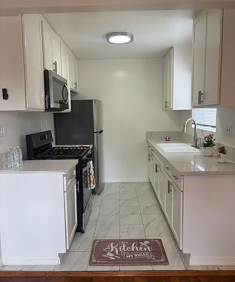1049 N Genesee Ave #2 — Photo 5