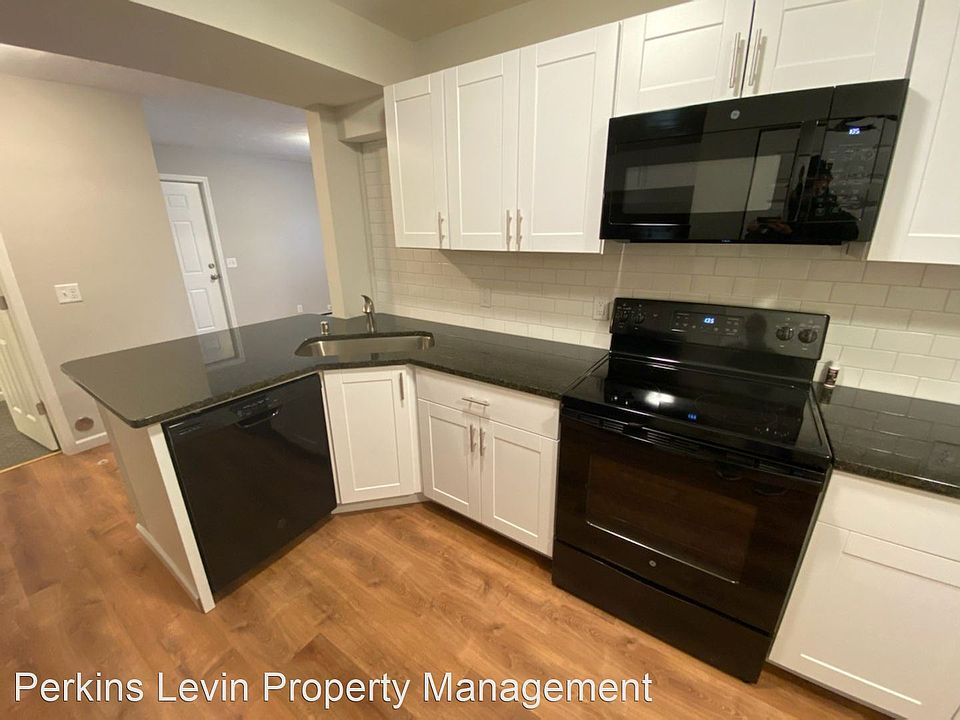 1st image of 2424 4th St NE #1