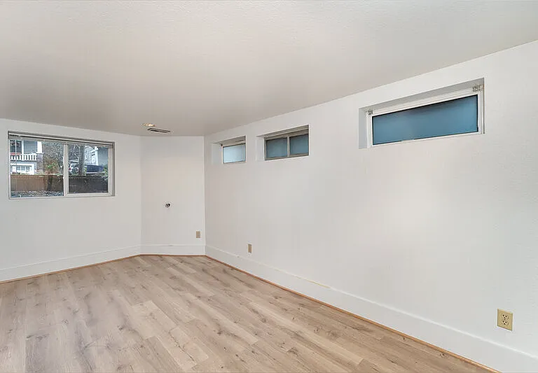 5523 Woodlawn Ave N — Photo 15
