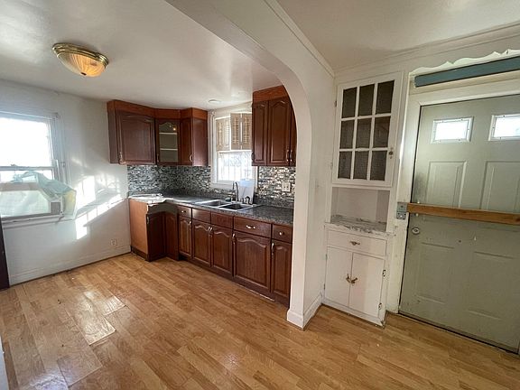4th image of 121 Martha Ave