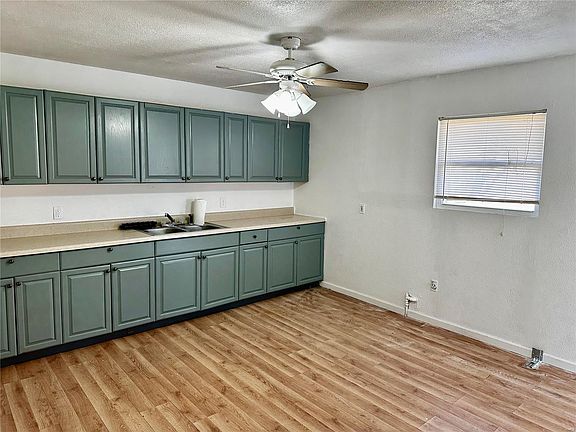 3rd image of 811 Saint Thomas Ln