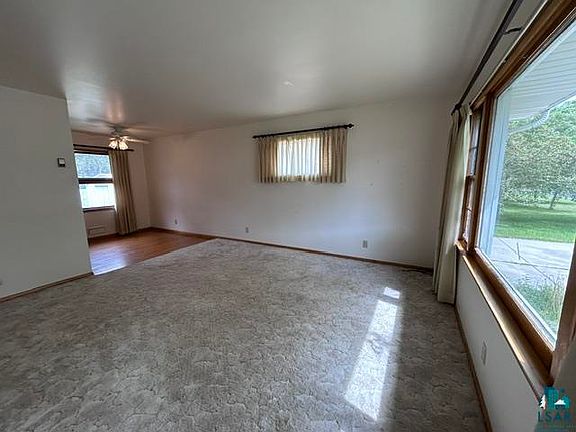 4th image of 704 Maple Dr